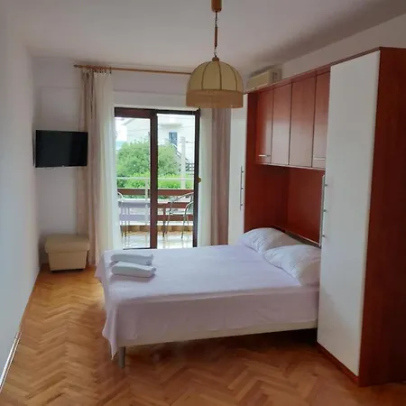 Selina Apartment *