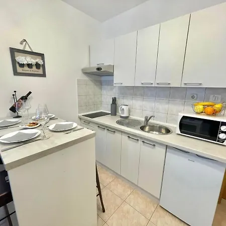 Selina Apartment *